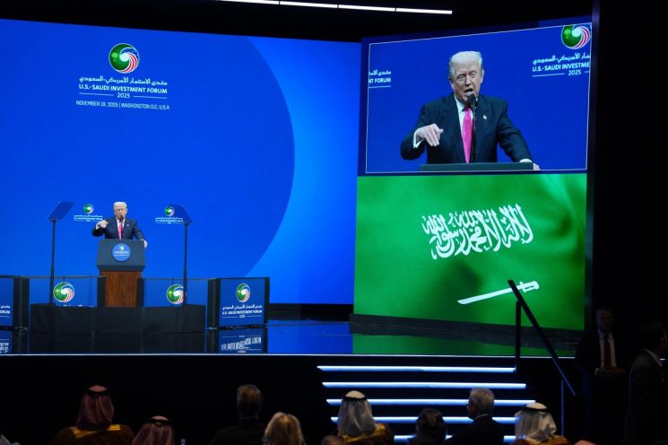 19일(현지시간) 미국 워싱턴DC 케네디센터에서 개최된 미·사우디 투자 포럼에서 도널드 트럼프 대통령이 연설하고 있다. AP연합뉴스