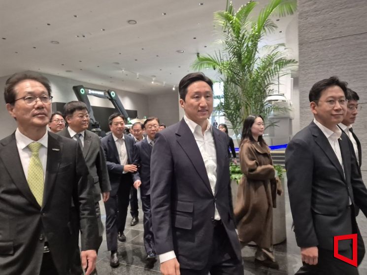 박종래 UNIST 총장(앞줄 왼쪽부터), 정기선 HD현대 회장, 배경훈 부총리 겸 과학기술정보통신부 장관이 20일 경기 성남시 HD현대 글로벌연구개발센터(GRC센터)에서 UNIST·울산대와 '조선·해양 산업 AI 협력 양해각서(MOU)'를 체결하기 위해 이동하고 있다. 성남=오지은 기자