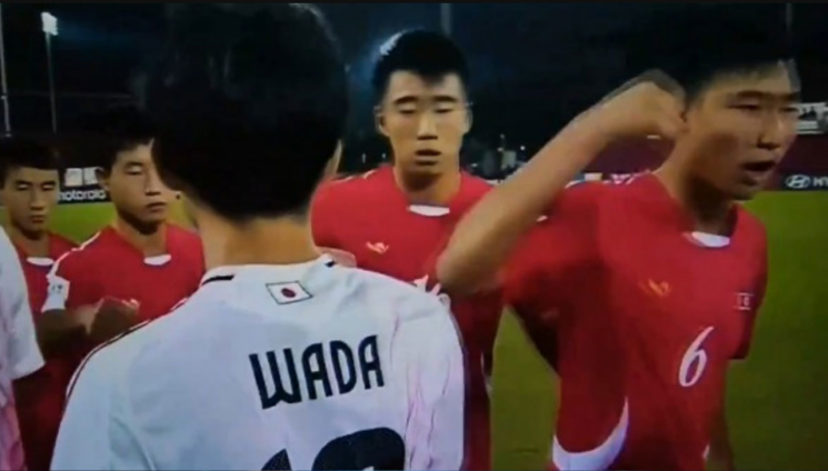 19일 북한의 17세 이하 축구대표팀이 일본 선수들을 향해 주먹질 하듯 인사하고 있다. X(엑스)