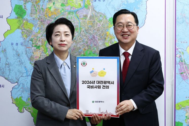 왼쪽부터 황정아 의원, 이장우 대전시장(사진=대전시 제공)