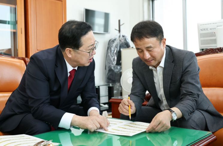 한병도 예결위원장(왼쪽)에게 대전시 주요 현안 사업을 설명하는 이장우 대전시장(사진=대전시 제공)