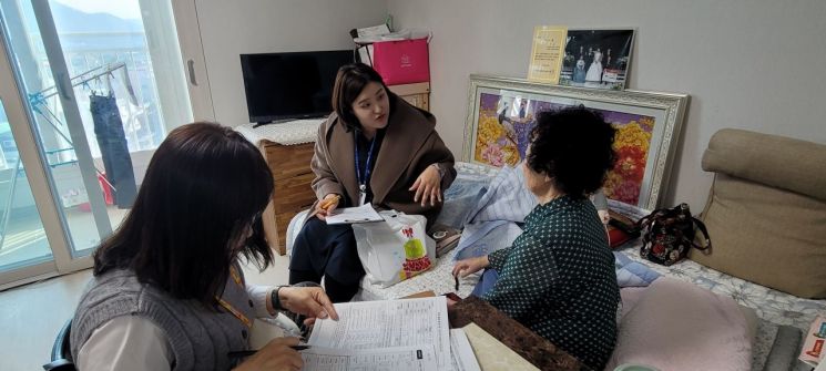 강진읍사무소 복지 담당자가 통합돌봄을 신청한 한 가구를 찾아 통합돌봄 판정 조사를 진행 중이다. 강진구 제공