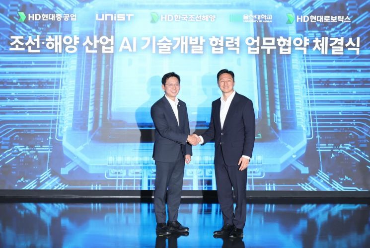 배경훈 부총리 겸 과학기술정보통신부 장관(왼쪽)과 정기선 HD현대 회장이 20일 경기 성남시 HD현대글로벌R&D센터에서 열린 '조선·해양 산업 AI 기술개발 협력 업무협약 체결식'에서 기념촬영을 하고 있다. 연합뉴스