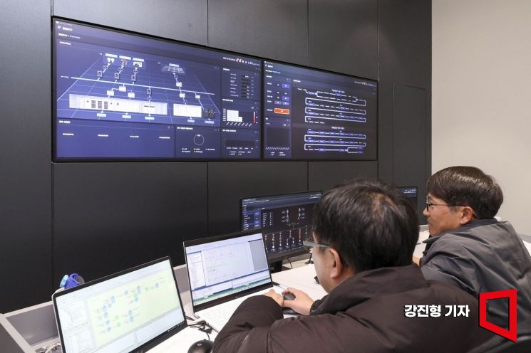 20일 충남 LS일렉트릭 천안DC팩토리 중앙제어실. 강진형 기자