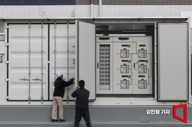 20일 충남 LS일렉트릭 천안DC팩토리에 설치된 DC배전 보호설비반. 강진형 기자