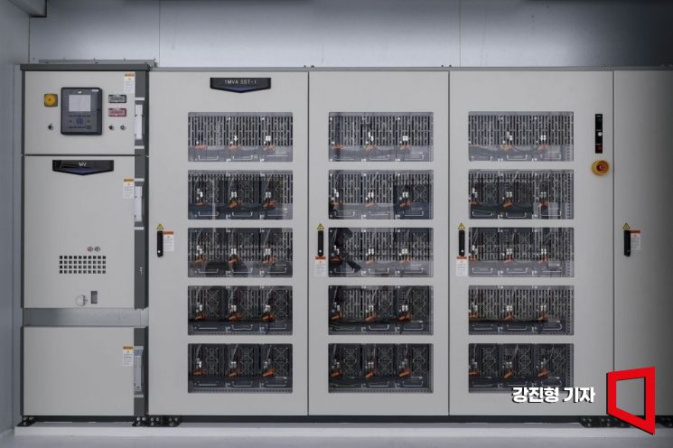 20일 충남 LS일렉트릭 천안DC팩토리에 설치된 DC배전용 반도체 변압기. 강진형 기자