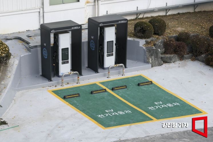 20일 충남 LS일렉트릭 천안DC팩토리에 설치된 전기차충전소. 강진형 기자