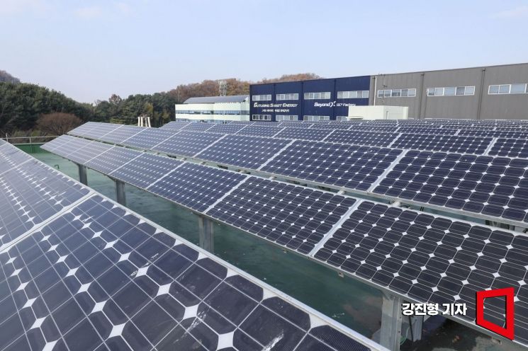 20일 충남 LS일렉트릭 천안DC팩토리에 설치된 태양광패널. 강진형 기자