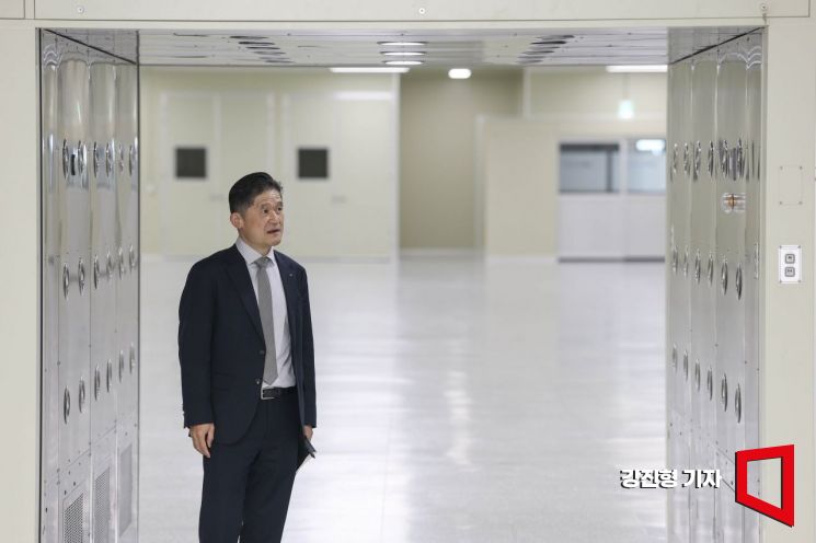 배채윤 LS일렉트릭 선행기술연구단장이 20일 충남 LS일렉트릭 천안DC팩토리에서 DC배전용 제조라인 클린룸에 대해 설명하고 있다. 강진형 기자