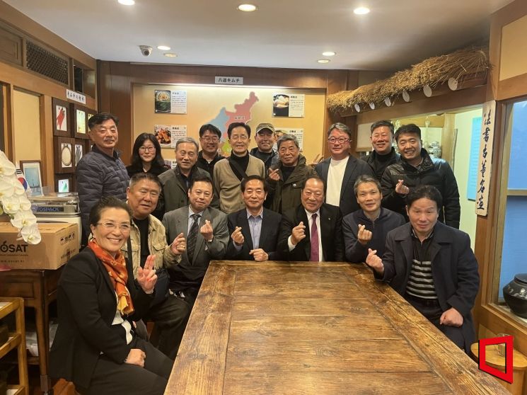 사)한국지역신문협회 경북협의회 "재외 동포 및 교류 활성화를 위한 해외연수" 재일본대한민국민단 동경본부(단장 오영석)및 동경 경상북도도민회(회장 최용일)와 상호 교류를 위한 만찬 간담회 개최 후 단체촬영/김이환 기자