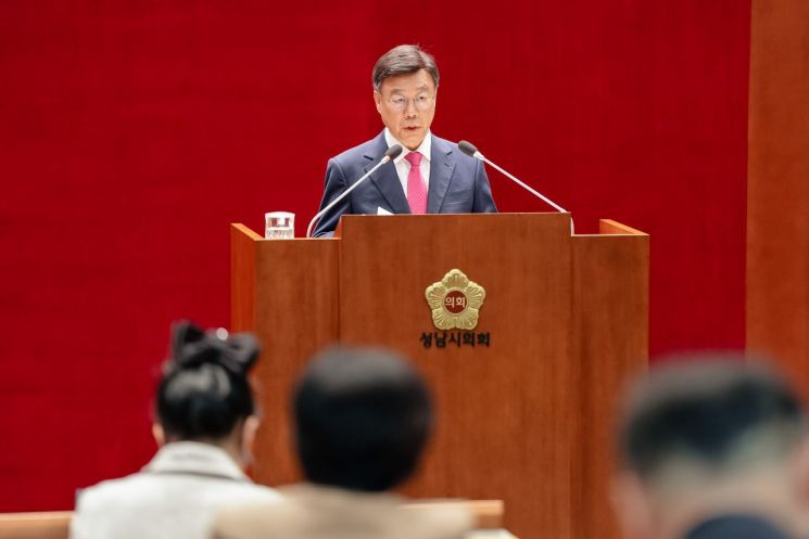신상진 성남시장이 20일 성남시의회 제307회 제2차 정례회에서 2026년도 예산안과 시정 운영 방향을 설명하고 있다. 성남시 제공