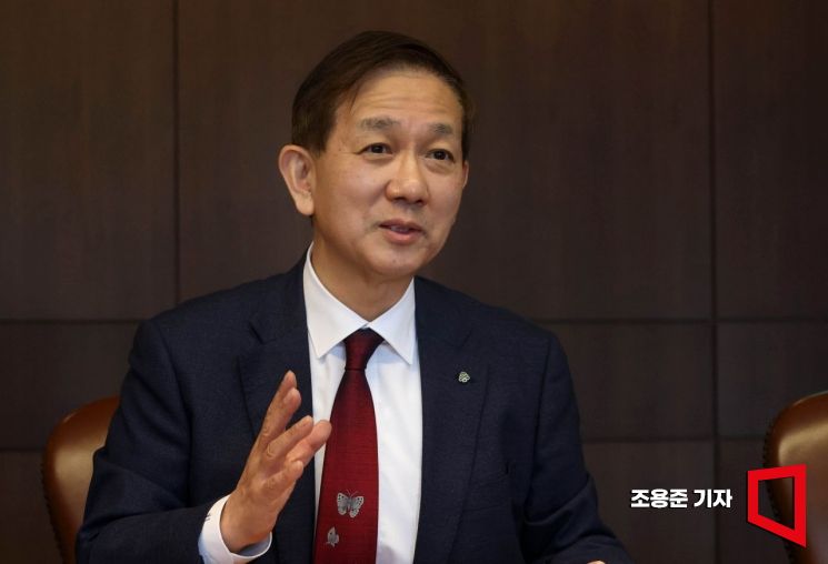 황성엽 신영증권 대표가 서울 여의도 신영증권 본사에서 아시아경제와 인터뷰 하고 있다. 조용준 기자