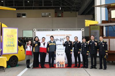 20일 오후 서울 강서구 김포국제공항 119특수구조단 119항공대에서 열린 소방공무원 심신안정실 '힐링의 기적 100호' 개소식 참여 인사들이 기념촬영을 하고 있다. 구본욱 KB손해보험 사장(왼쪽 네번째), 이진호 소방청 기획조정관(왼쪽 다섯번째), 이정희 서울소방재난본부 안전지원과장(왼쪽 여섯번째), 신훈 전국재해구호협회 사무총장(왼쪽 세번째) 등이 참석했다. KB손보
