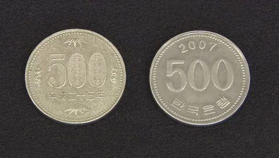 일본의 500엔과 한국의 500원 동전. FNN