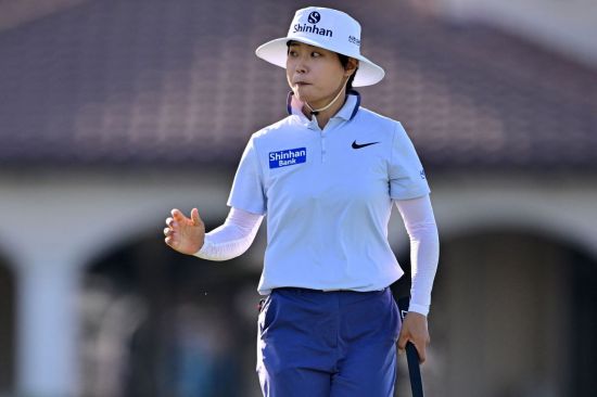 이소미가 CME 그룹 투어 챔피언십 1라운드 17번 홀에서 이글 퍼팅을 성공시킨 뒤 갤러리의 박수에 손을 들고 있다. 네이플스(미국)=AFP연합뉴스