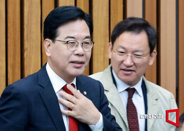 [포토] 원내대책회의 참석하는 송언석