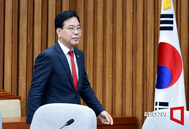 송언석 국민의힘 원내대표가 21일 국회에서 열린 원내대책회의에 참석하고 있다. 2025.11.21 김현민 기자