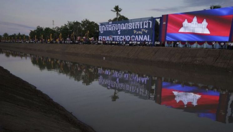 지난해 8월부터 착공에 들어간 캄보디아의 푸난 테코 운하 건설현장 모습. AP연합뉴스