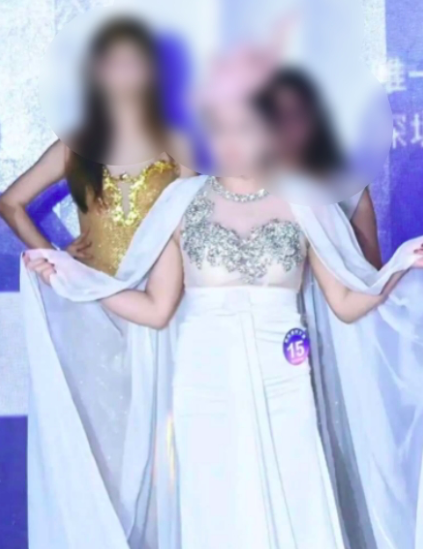 '제28회 국제모델대회 중국 총결선' 시상식에서 여성부문 광둥 챔피언 트로피를 수상한 15번 참가자. 웨이보 캡처