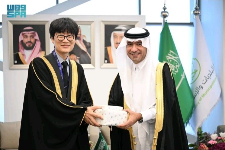 이해진 네이버 의장(왼쪽)이 18일(현지시간) 사우디아라비아에서 마지드 알호가일 지방자치주택부 장관과 함께 기념촬영을 하고 있다. 사진제공=사우디 프레스 에이전시(SPA)