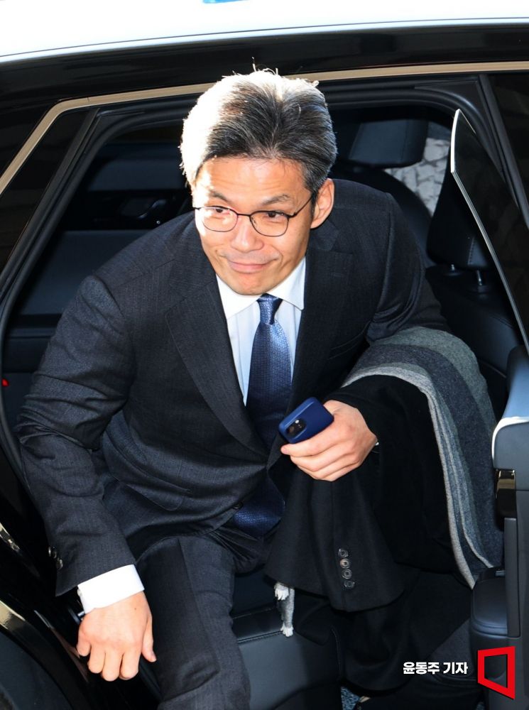 [포토] 박철우 신임 중앙지검장 첫 출근