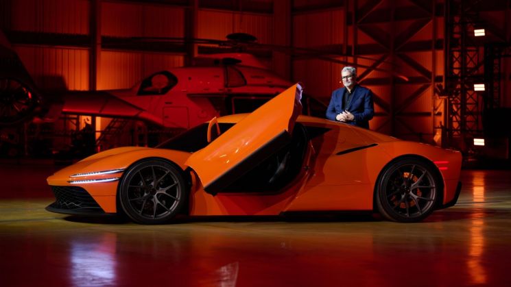 루크 동커볼케 제네시스 최고 크리에이티브 책임자(CCO) 사장이 제네시스 GV60 마그마 월드 프리미어 행사에서 마그마 GT 콘셉트를 발표하는 모습. 제네시스 제공