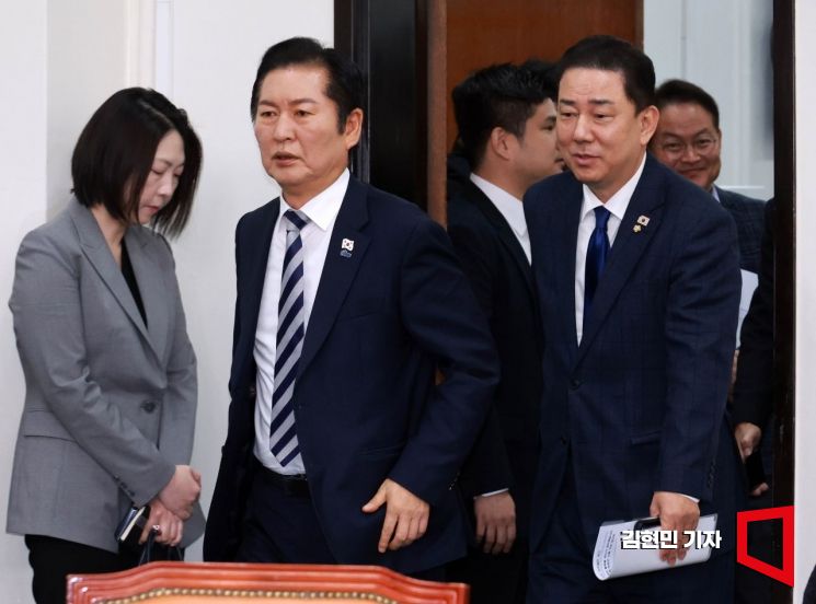 정청래 더불어민주당 대표와 김병기 원내대표가 21일 국회에서 열린 최고위원회의에 참석하고 있다. 2025.11.21 김현민 기자