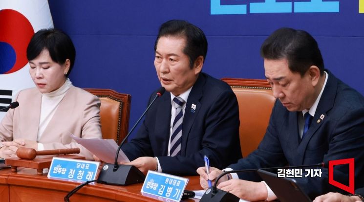 정청래 더불어민주당 대표가 21일 국회에서 열린 최고위원회의에서 발언하고 있다. 김현민 기자