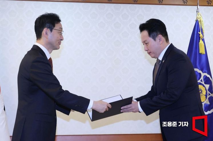 [포토] 헌번존중 정부혁신 TF 자문단 위촉장 받는 임태훈 소장