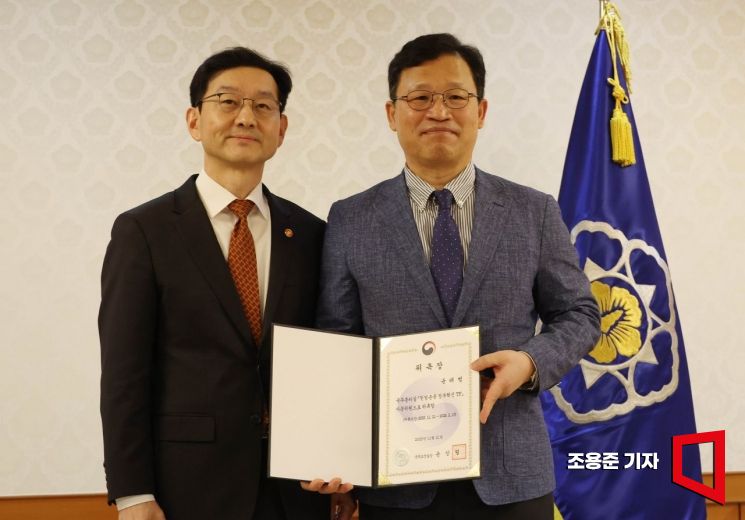 [포토] 윤태범 교수, 헌번존중 정부혁신 TF 자문단 위촉