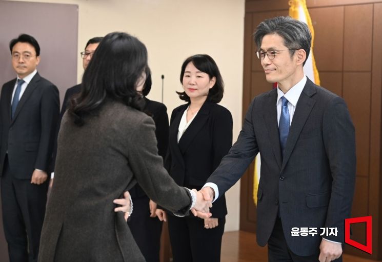 [포토] 직원들과 인사 나누는 박철우 신임 중앙지검장