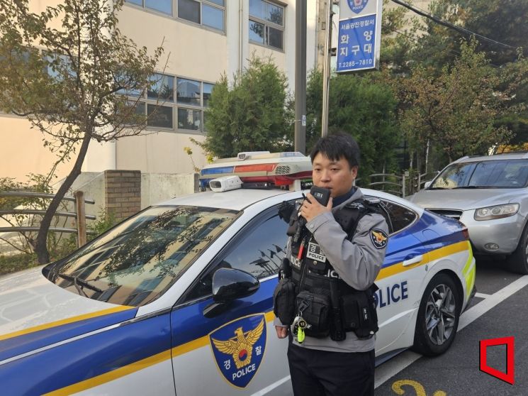 上月11日，在首尔广津警察署华阳派出所，35岁的警员 Jeong Jungsik 正在通过无线电通话。Park Seunguk 记者供图