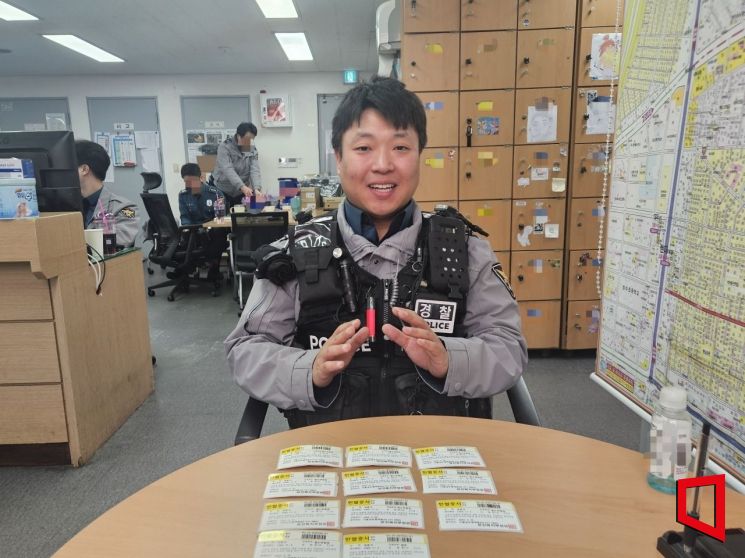 上月11日，首尔广津警察署华阳地区队的警员 Jung Jungsik（35岁）拿出钱包里的献血证并发言。记者 Park Seunguk