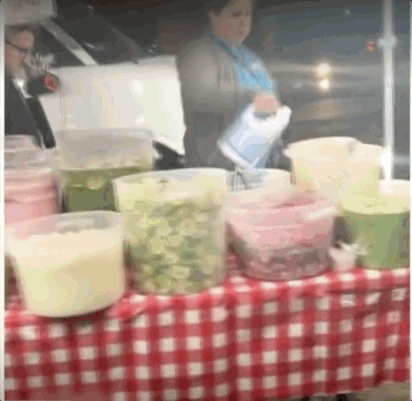 노점상 식자재에 표백제 '콸콸콸'…단속반에 들끓던 비난, 갑자기 조용해진 이유