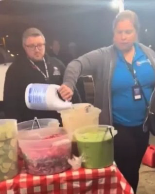 노점상 식자재에 표백제 '콸콸콸'…단속반에 들끓던 비난, 갑자기 조용해진 이유