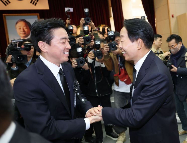 강훈식 대통령 비서실장이(왼쪽) 지난 21일 서울 동작구 국립서울현충원에서 열린 고 김영삼 전 대통령 서거 10주기 추모식에서 김현철 김영삼재단 이사장과 인사를 나누고 있다. 연합뉴스
