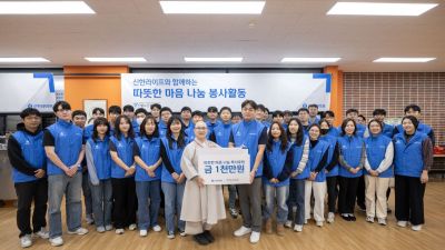 서울 종로구 경운동 서울노인복지센터에서 지난 19일 센터관장인 지웅스님을 비롯한 신한라이프 임직원들이 배식 봉사 전 기념 촬영을 하고 있다. 신한라이프