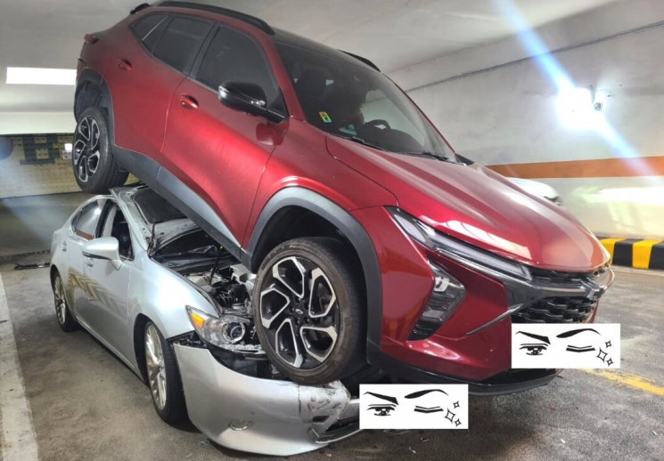 주차장서 후진 풀악셀로 뒷차에 '어부바'…"시동도 안끄고 음악 듣다니"