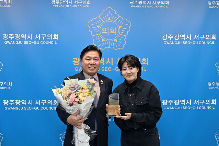 광주 서구의회가 최근 지역 소상공인 역량 강화 프로그램인 '장사의 신 아카데미' 총원우회로부터 감사패를 전달받았다. 서구의회  제공.