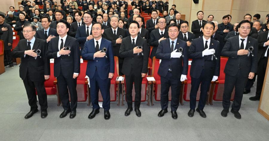 21일 서울 동작구 국립서울현충원에서 열린 고 김영삼 전 대통령 서거 10주기 추모식에서 참석자들이 국기에 경례를 하고 있다.    왼쪽부터 김덕룡 김영삼민주센터 이사장, 강훈식 대통령비서실장, 주호영 국회부의장, 국민의힘 장동혁 대표, 윤호중 행정안전부 장관, 권오을 국가보훈부 장관, 국민의힘 송언석 원내대표. 2025.11.21 연합뉴스