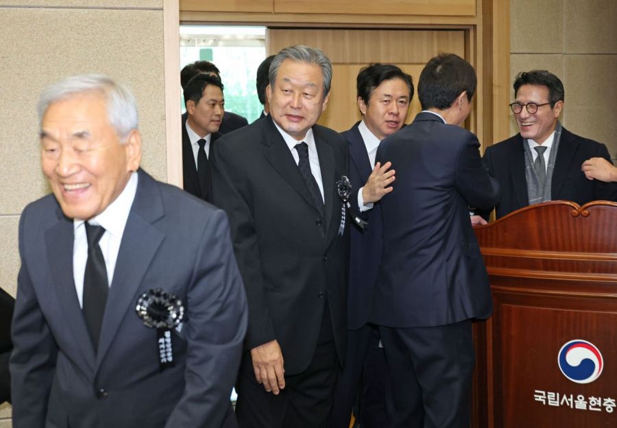 김무성  민주화추진협의회 공동회장이 21일 서울 동작구 국립서울현충원에서 열린 고 김영삼 전 대통령 서거 10주기 추모식에 참석하고 있다. 2025.11.21 연합뉴스