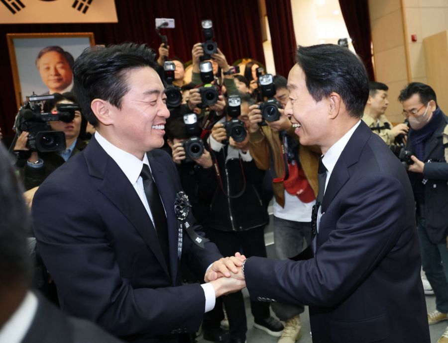 강훈식 대통령 비서실장과 김영삼 전 대통령 아들 김현철 씨가 21일 서울 동작구 국립서울현충원에서 열린 고 김영삼 전 대통령 서거 10주기 추모식에서 인사를 나누고 있다. 2025.11.21 연합뉴스