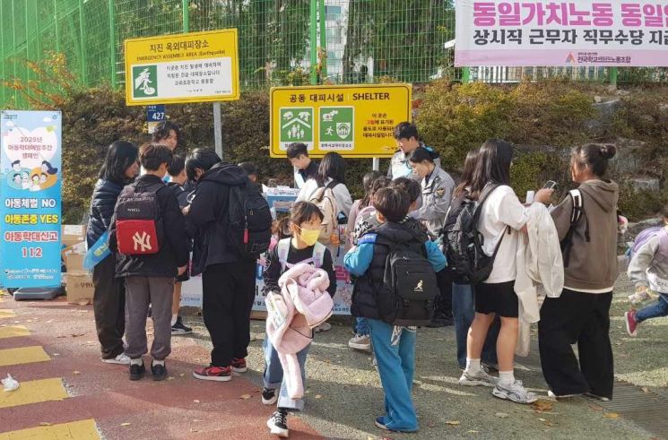 기장군이 아동학대 예방을 위한 유관기관 합동 홍보 캠페인 진행하고 있다.