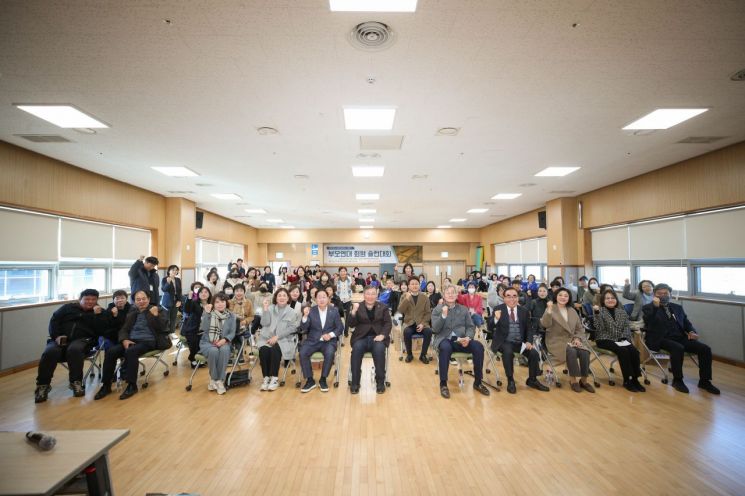 주광덕 남양주시장 등 참석자들이 21일 남양주시북부장애인복지관에서 (사)경기장애인부모연대 남양주시지회 슐런대회를 열고 기념촬영을 하고 있다. 남양주시 제공