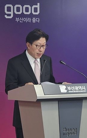 박형준 부산시장이 21일 오후 가덕도 신공항 부지조성공사 공기 연장 결정에 강한 유감을 표하고 있다.