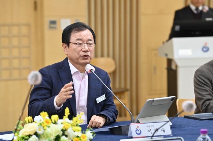 이현재 하남시장이 21일 시청 상황실에서 열린 ‘하남시 우수기업 간담회’에서 발언을 하고 있다. 하남시 제공
