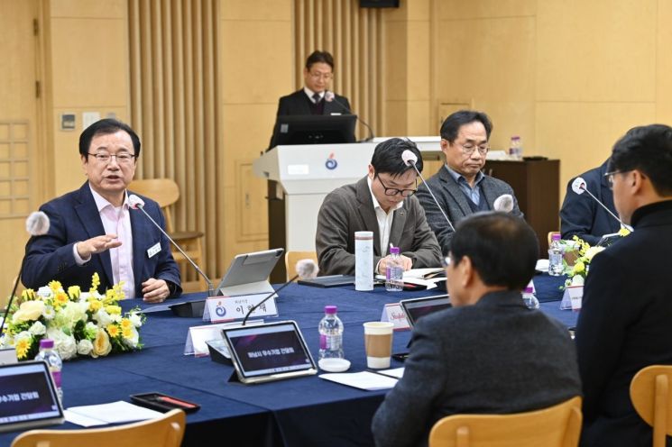 이현재 하남시장을 비롯한 유관기관 관계자들이 21일 시청 상황실에서 열린 ‘하남시 우수기업 간담회’에서 발언을 하고 있다. 하남시 제공