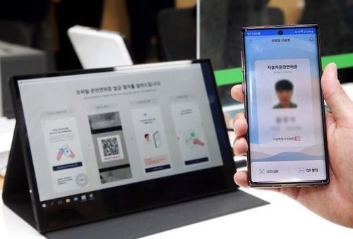 스마트폰에 발급받은 모바일 운전면허증 화면. 도로교통공단 제공 연합뉴스