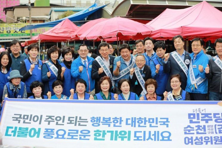 지난 추석 연휴 첫 일정으로 신정훈 더불어민주당 의원이 전남 순천 아랫장을 찾아 상인 및 주민들과 만남을 갖고 있다. 신정훈 의원실 제공