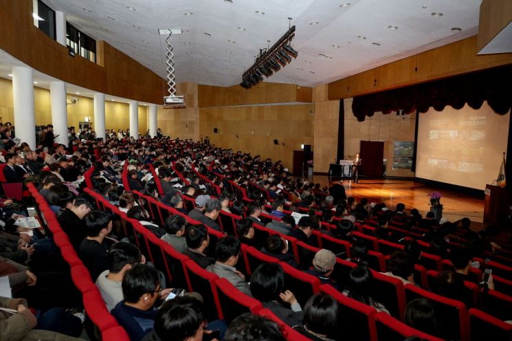 아동환 고양특례시장이 지난 21일 '2040 고양 도시기본계획'을 위한 주민공청회를 개최하고 '미래도시 고양' 비전을 발표하고 있다. 고양특례시 제공